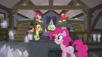 Pinkie calls the Apples to dinner S5E20