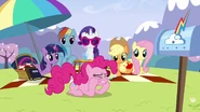 Pinkie niepokoi się, czy Rainbow dostanie się do Akademii