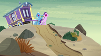 Starlight and Trixie singing on top of a hill S8E19