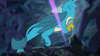 Gallus crawls through the opening S8E22