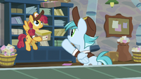 Mailpony tosses package to another mailpony S8E10