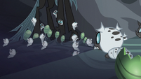 Newborn changelings slither up to Chrysalis S6E16