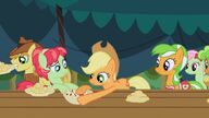S03E09 Applejack uczy kuzynkę jak lepić jabłka w cieście