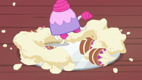 Teacup poodle smushes Starlight's teacakes S7E2