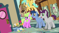 Crowd of ponies looking around corner S4E12