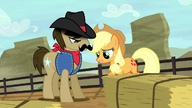 S05E06 Szeryf i Applejack patrzą na ziemię