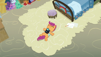 Scootaloo lying on Rainbow Dash's old carpet S7E7