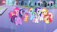 Twilight talking to her friends S4E24