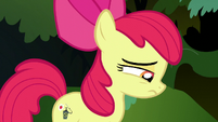 Apple Bloom trota hacia un bosque Un Descanso Agotador