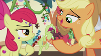 Applejack about to tell a story S5E20
