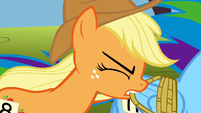 Applejack biting Rainbow's rope S1E13