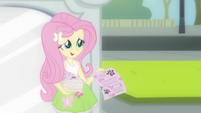 Fluttershy segurando folhetos EG