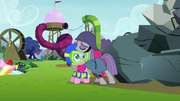 Maud Pie hugging Pinkie S4E18