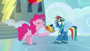 Pinkie Pie presents Rainbow with blueberry pie S7E23