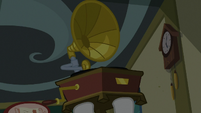 Rarity holding up the gramophone S9E19