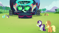 Rarity pointing at the stage S5E24