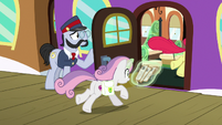 Sweetie Belle racing onto the train S9E22