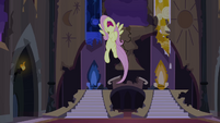 Fluttershy gritando na sala do trono T4E03