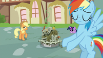 Rainbow Dash presents a poorly-made pie S7E23