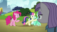 Sweetie Drops pushing Lyra off-screen S7E4