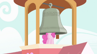 Pinkie ringing bell with her head S04E03