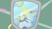 Rarity's hairbrush gets stuck in her mane S7E19