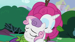 Rarity and Sweetie Belle hug and make up S7E6