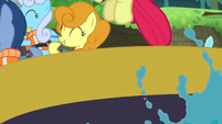 The boat pushes Apple Bloom up S6E4