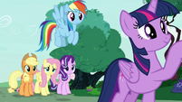 Twilight Sparkle knocks on Rarity's door S7E19