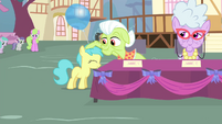 Granny Smith rubbing on a foal's mane S4E13