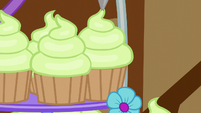 Icing added on another cupcake S5E19