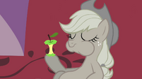 Applejack eating an apple S02E02