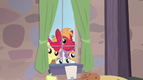 Big Mac and CMCs outside Sugar Belle's window S7E8