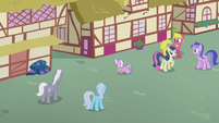 Diamond gallops into Ponyville alleyway S5E18