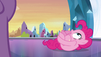 Pinkie Pie encolhida em uma bola EG