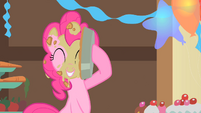 Pinkie Pie puts a pie to her face S1E22