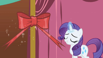 Rarity attaching bow S1E1