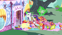 Rarity levitating Spike S4E23