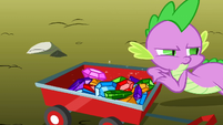 Spike leaning against the cart S01E19