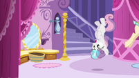 Sweetie Belle upside-down S4E1