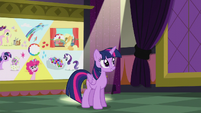 Twilight addressing her listeners S5E25