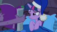 Twilight looking at comic book S4E06