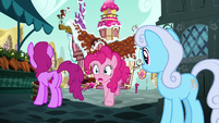 Pinkie Pie races to the train station S7E4