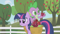 Spike looking at another apple S01E03
