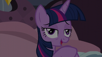 Twilight -just put the hay in the apple and eat the candle- S5E10