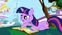 Twilight Sparkle reading book S1E01