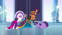 Twilight bows to the duke and duchess S4E25