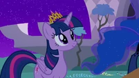 Twilight wearing new crown S4E02