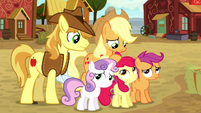 Applejack and Braeburn standing with the CMC S5E6