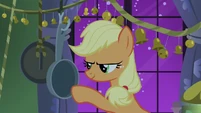 Applejack hanging a pan in her bedroom S6E15